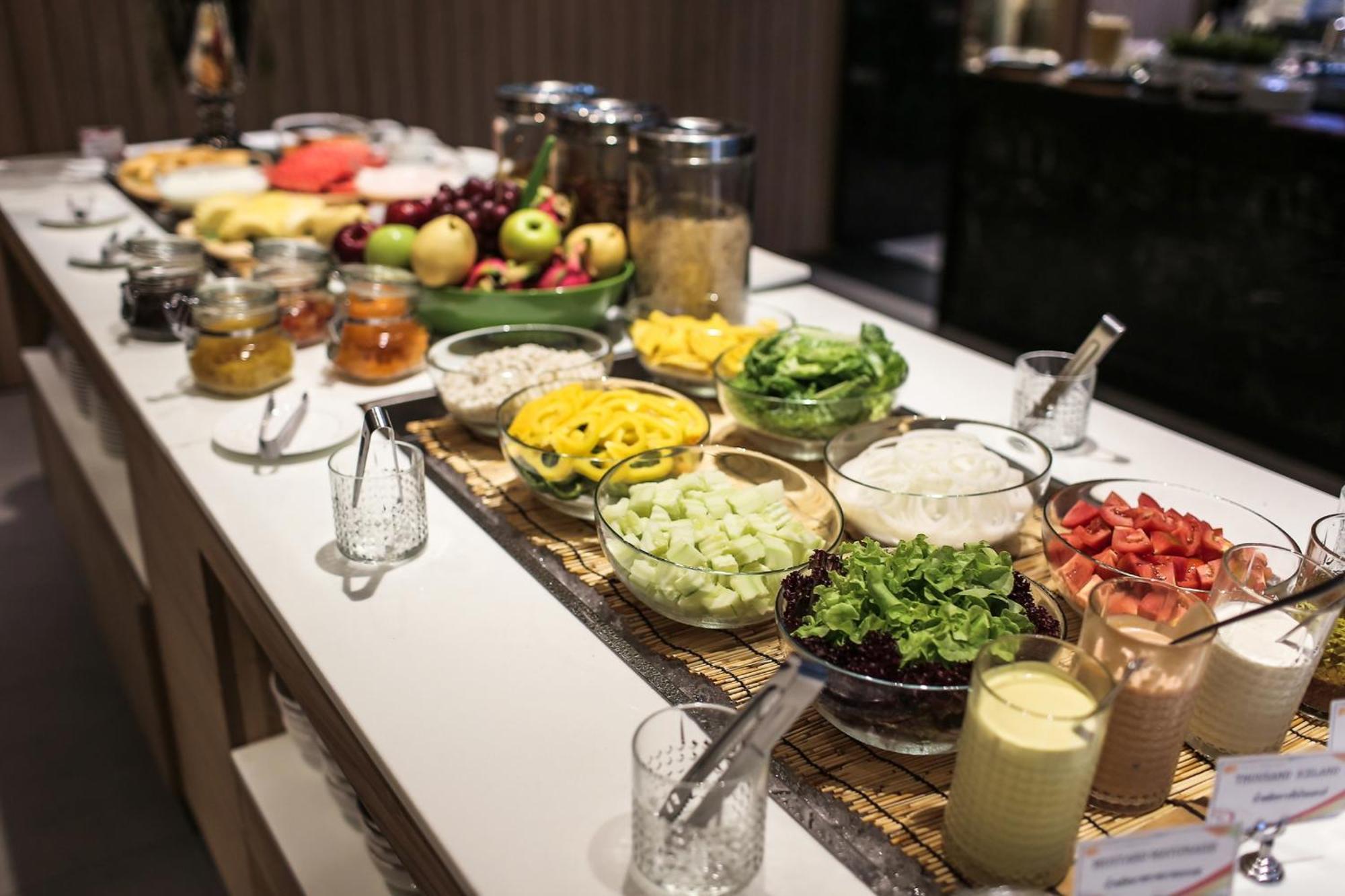 Fifth Pattaya Jomtien By Shiwalai Int Hotell Eksteriør bilde A salad bar
