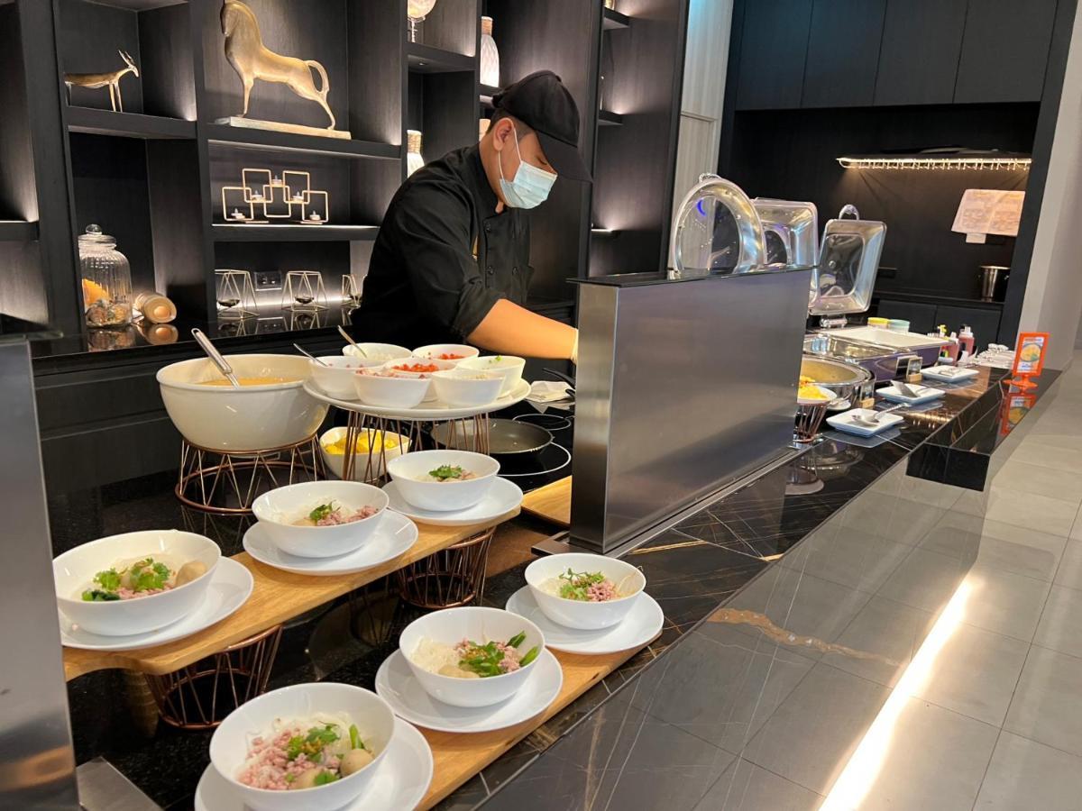 Fifth Pattaya Jomtien By Shiwalai Int Hotell Eksteriør bilde A chef preparing Thai food at the airport