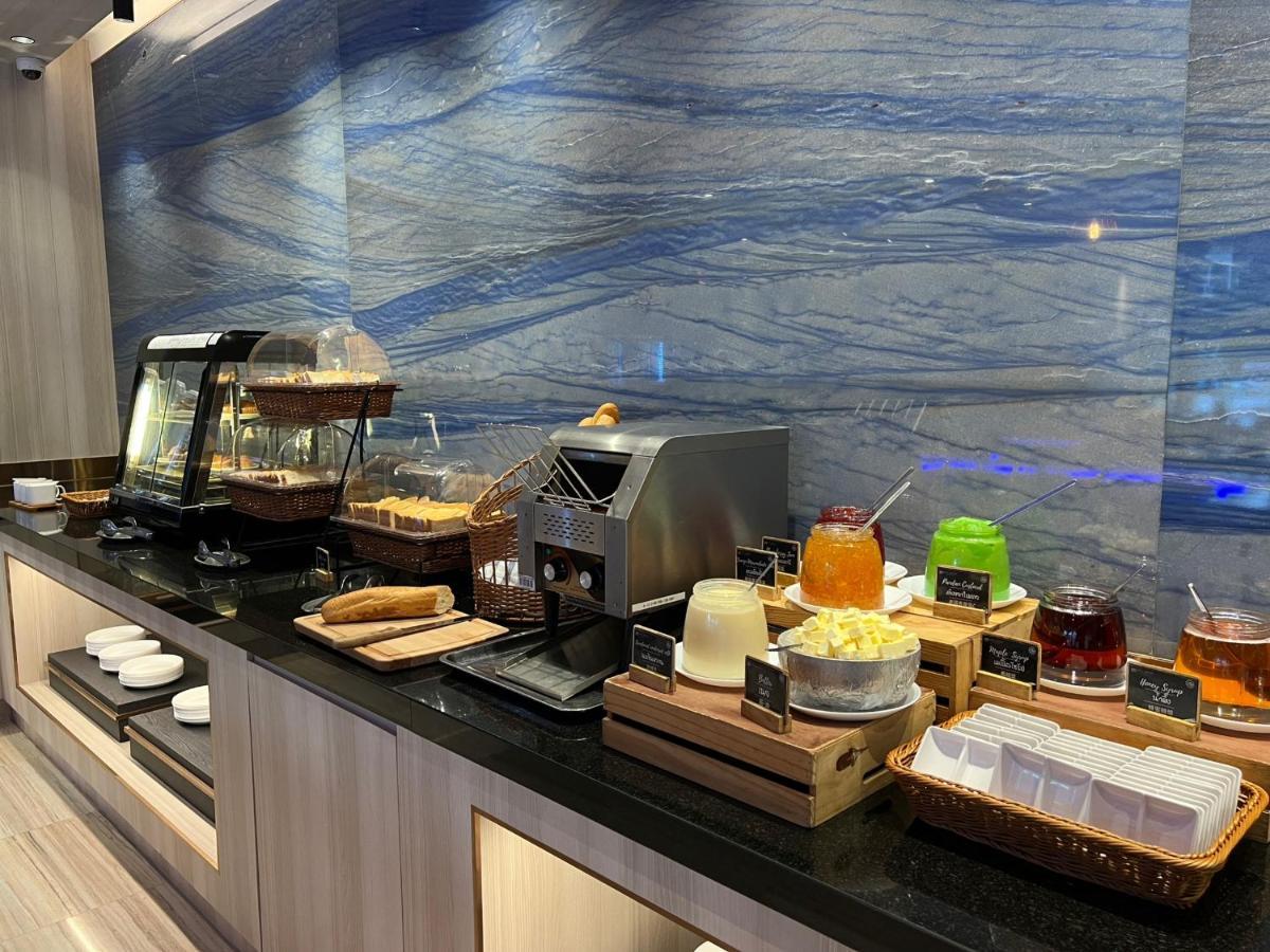 Fifth Pattaya Jomtien By Shiwalai Int Hotell Eksteriør bilde A selection of food at the lounge