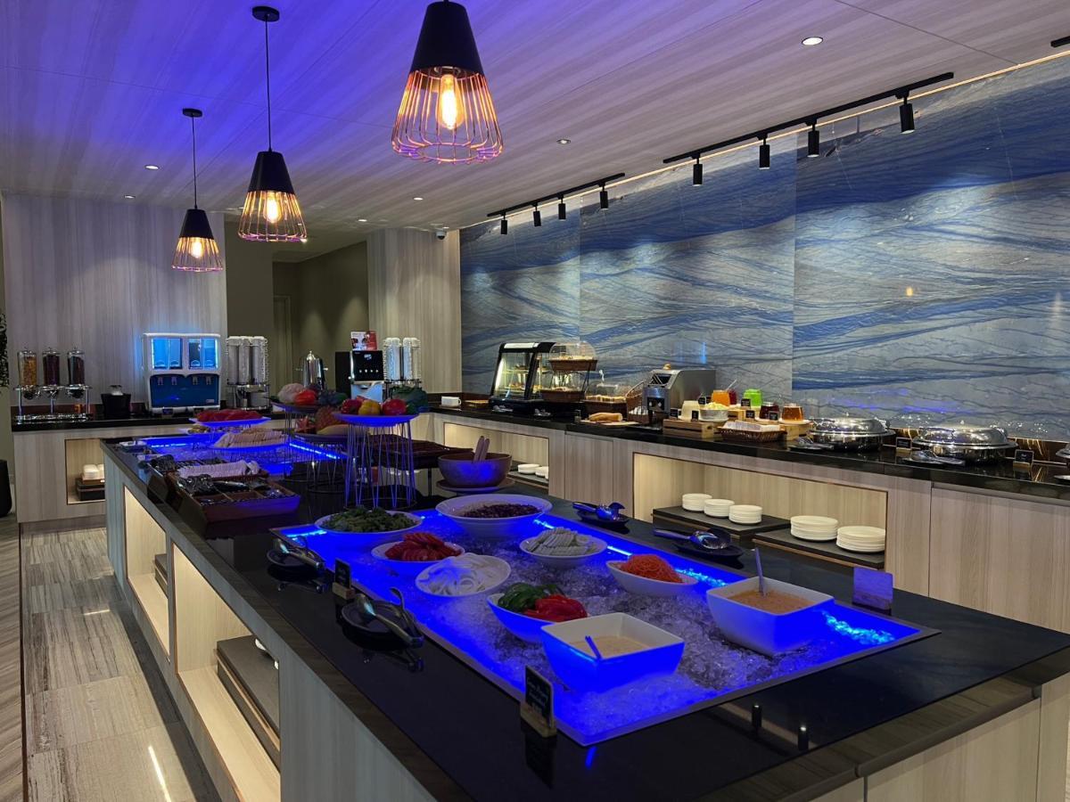Fifth Pattaya Jomtien By Shiwalai Int Hotell Eksteriør bilde The buffet at the lounge