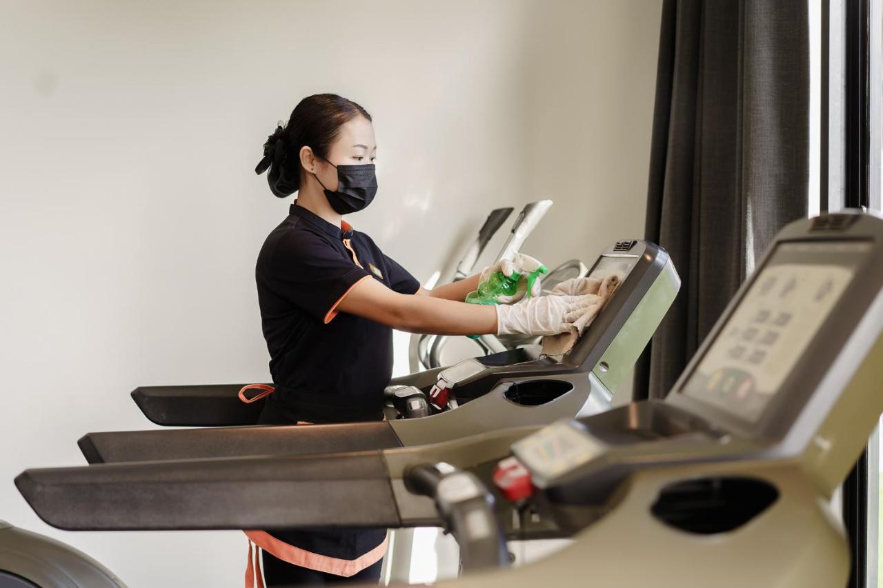 Fifth Pattaya Jomtien By Shiwalai Int Hotell Eksteriør bilde A hotel employee cleaning a treadmill