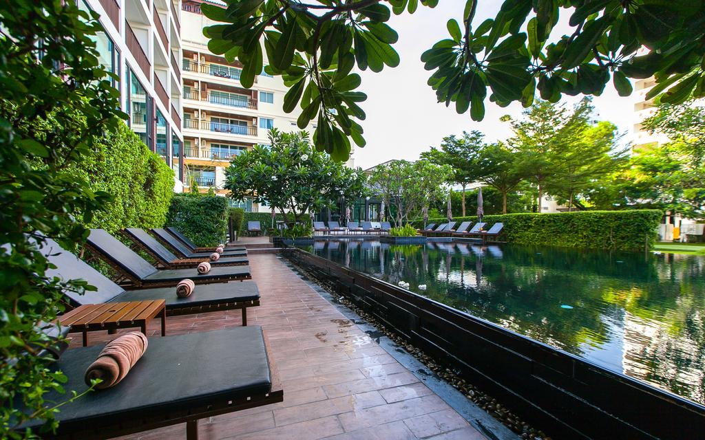 Fifth Pattaya Jomtien By Shiwalai Int Hotell Eksteriør bilde The pool at the hotel